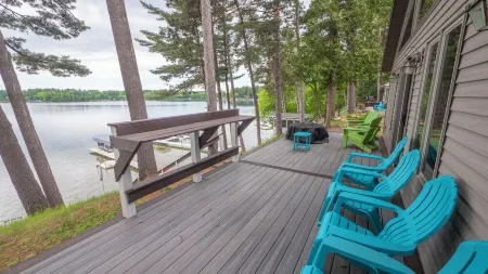 Chain Lakefront Retreat Awesome Sandbar Newly remodeled Отели рядом с достопримечательностью «Deerhaven Campground»