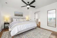 3 Bd 2.5 Bath Luxe Townhome w/ Garage in Downtown Lynchburg! 아카데미 센터 오브 더 아츠 주변 호텔