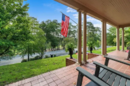 時尚的三卧室度假屋帶門廊和花園