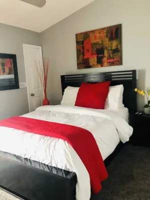 3 BLOCKS TO THE BEACH IN THE “VIBE” DISTRICT