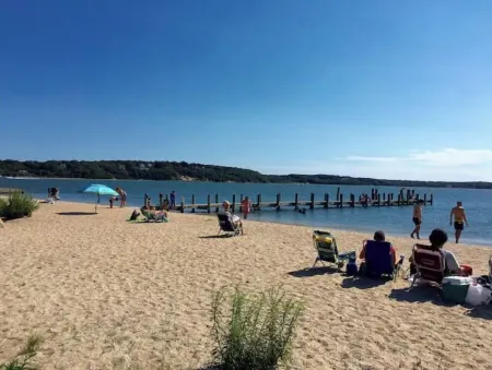 Blue Bay Dream w/ Seasonal Outdoor Jacuzzi, Cabana + Office Отели рядом с достопримечательностью «Peconic Cruise Line»