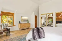 The Fancy Fox Stunning 4 Br Retreat, Min to Lake - 4-Star
