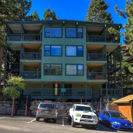Ski In, Ski Out! 3 BDR Steps From Stagecoach Lift