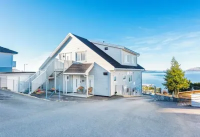 Fjord View Apartment - 20 min Drive to Pulpit Rock Hotels near Mølleparken, Tau