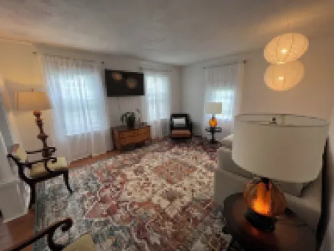 Uptown Getaway, walkable to amenities, restaurants, bars, & farmers market Hoteles en Kingston