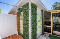 Waterfront Oasis with Boat Lift & Hot Tub in Bokeelia