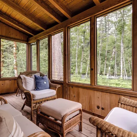 Cozy, Charming Two Bedroom McKenzie Bridge River Front Cabin for 2 Guests,