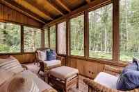 Cozy, Charming Two Bedroom McKenzie Bridge River Front Cabin for 2 Guests,