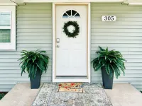 Cozy Indoor Fireplace and Fenced Backyard Oasis - Charming Cottage Hotel a Spring Creek West Township