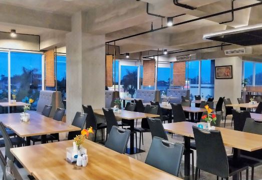 Brothers Inn Solo Baru 근처 맛집