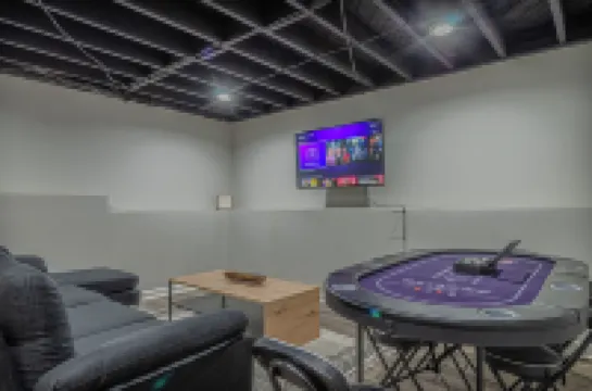 迷人的寬敞帶遊戲室的家