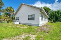 Explore Dtwn Crystal River: Walkable Duplex Unit