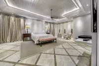 Walk to the beach from Tropical luxury Villa.  호텔