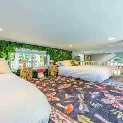 Rainforest Tiny Home Retreat: Enchanted Rooms
