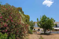 Cottage with garden and sea view Hotels in Asine