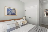 Brand New Modern Townhouse with Stunning Mountain Views – Sleeps 6 Hotels in Bighorn No. 8
