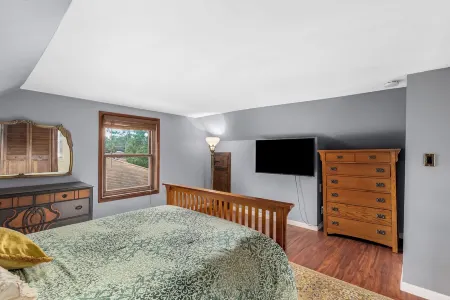 Charming 2-bedroom bungalow with WiFi, AC in Hazel Park Отели в г. Хазел Парк