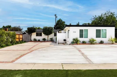 Brand New 4BR: Fireplace, Foosball, table tennis, Reseda. Hotels near Juan Bautista de Anza Park