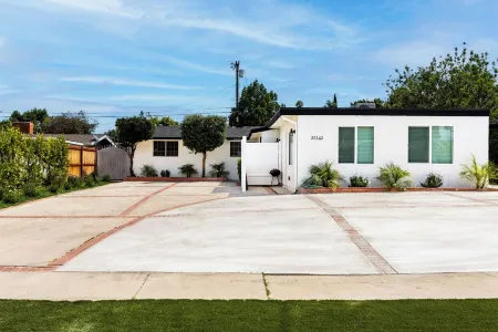 Brand New 4BR: Fireplace, Foosball, table tennis, Reseda. Отели в г. Калабасас