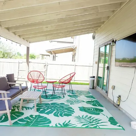 Charming 3-bedroom 6 beds. 2.5 bath. Pools access house with WiFi and AC in Kyle