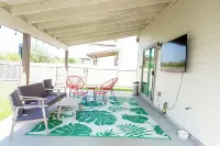 Charming 3-bedroom 6 beds. 2.5 bath. Pools access house with WiFi and AC in Kyle