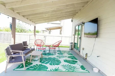 Charming 3-bedroom 6 beds. 2.5 bath. Pools access house with WiFi and AC in Kyle Отели в г. Кайл