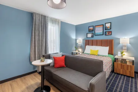 Uptown Suites Extended Stay Charlotte NC - Concord Отели рядом с достопримечательностью «Змакс Драгуэй»