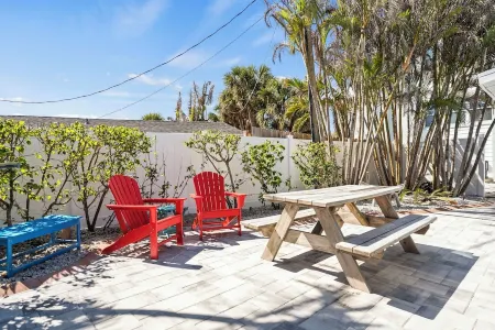 2 bedroom, walk to beach-bikes-kayaks-grill-picnic-hot outdoor shower-beach gear