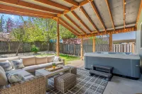 Charming 4-bedroom house with entertainment and hot tub in Troutdale