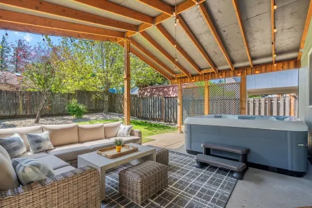 Charming 4-bedroom house with entertainment and hot tub in Troutdale