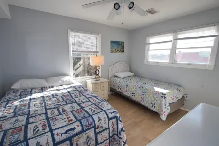 Modern 4 or 5 Bedroom House Less Than Seven Houses From the Ocean Отели рядом с достопримечательностью «Island Massage»