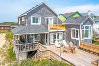 Oceanfront 5 bedroom in Nags Head, NC Outer Banks. Art lovers home.