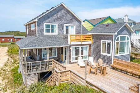 Oceanfront 5 bedroom in Nags Head, NC Outer Banks. Art lovers home.