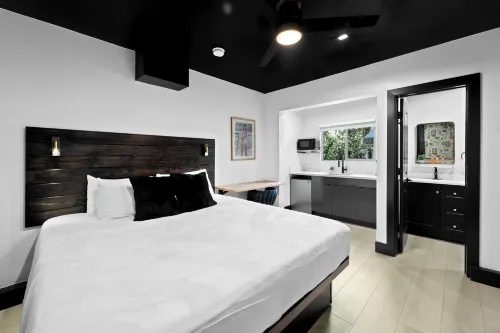 The Neon Elm Hotel - Homestays