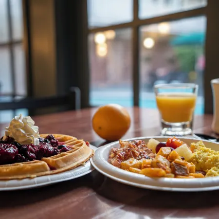 Best Western Plus French Quarter Courtyard Hotel Отели рядом с достопримечательностью «Сити-Парк»
