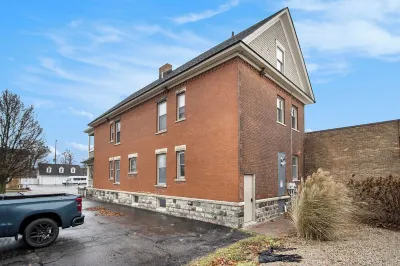 NEW Entire Gorgeous Victorian Home Downtown Kalamazoo - Sleeps 16! Các khách sạn gần Horizen Hydroponics
