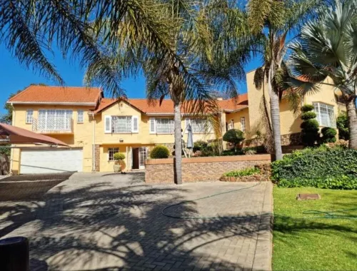 Gorgeous 3 bedrooms house in a very quiet residential area 4 mins from Sandton..