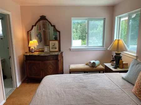 Dream house by a Pond, 3-bed home in Woodridge NY w/ WiFi, AC, embraced by trees Отели в г. Fallsburg