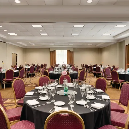 DoubleTree by Hilton Hotel Milwaukee - Brookfield