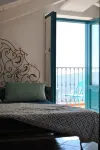 44 Steps Holiday Home - terrace with sea view, equipped kitchen, desk with wifi
