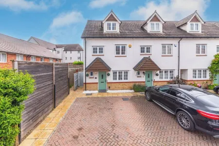 Clean & Cozy | Work, Relax & Stay | Fully Equipped + Smart Lock + 2 Parking