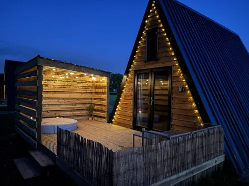 Cherry Blossom - Cosy Cabin in the Countryside with Hot Tub فنادق في نونيتون