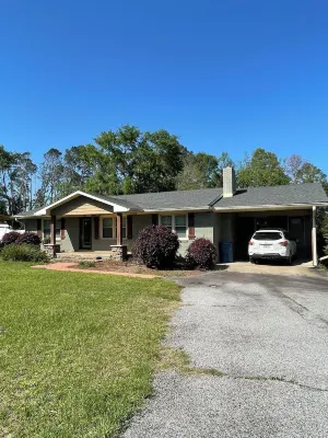 2-bedrooms 1-bath house in Lyons with WiFi, AC, and printer. Hotels in Toombs County