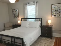 Magnolia Hideaway 2-BR Apt in center of Town of Colonial Beach Hotels in Colonial Beach