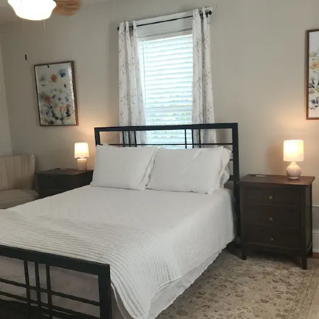 Magnolia Hideaway 2-BR Apt in center of Town of Colonial Beach