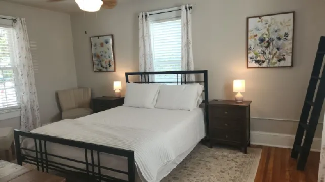 Magnolia Hideaway 2-BR Apt in center of Town of Colonial Beach