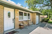 Cozy Pet & Family-friendly fully fenced beautiful  backyard