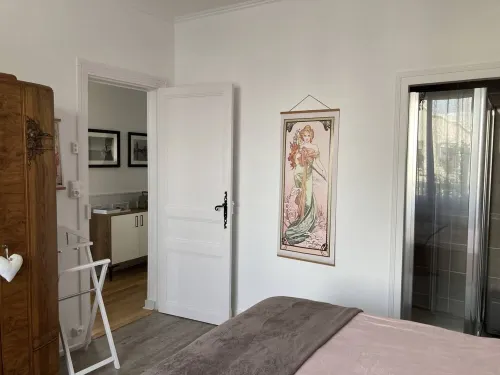 Authentic Charming 2 Bedroom House with Garden near City Center 쏘죵 호텔