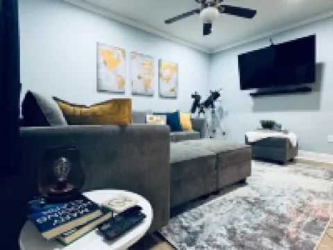 Minutes from New Orleans French Quarter and Bourbon St. 3-Bdrm house; AC, WiFi Hoteles en Chalmette