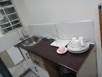 Nice 3-bedroom Aprt with WiFi at 59 lindhorst st Kenilworth Joburg South 2190 فنادق في Johannesburg South